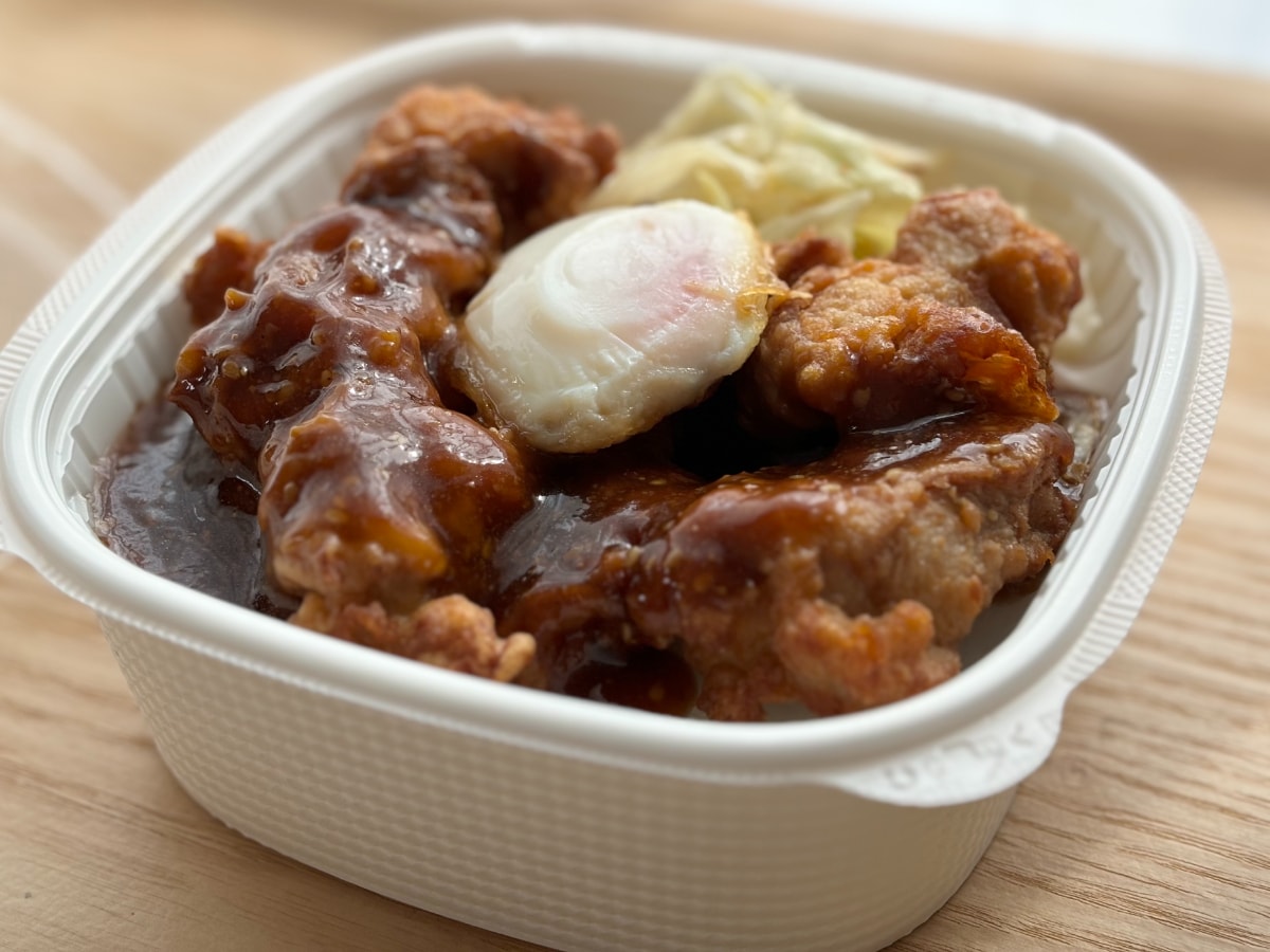 ガッツリ食べたい人は要チェック！【セブン】新発売の唐揚げ丼を実食