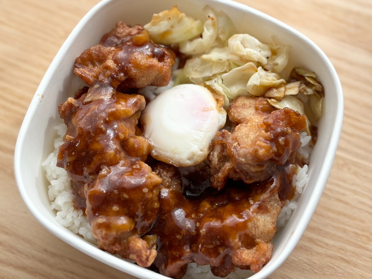 ガッツリ食べたい人は要チェック！【セブン】新発売の唐揚げ丼を実食