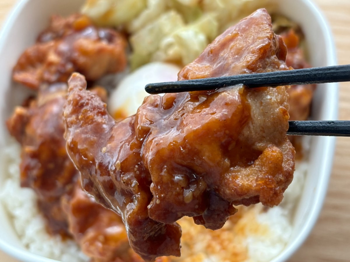 ガッツリ食べたい人は要チェック!【セブン】新発売の唐揚げ丼を実食
