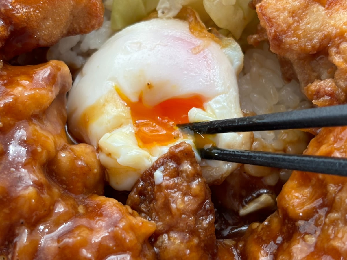 ガッツリ食べたい人は要チェック!【セブン】新発売の唐揚げ丼を実食