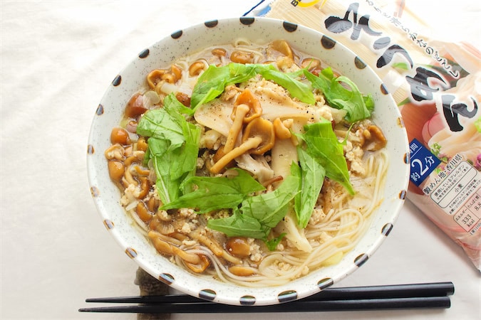 【素麺余ってません？】そろそろ温かいの恋しいよね♡お好きなキノコをお好きなだけ♪「キノコ煮麺」作ろう