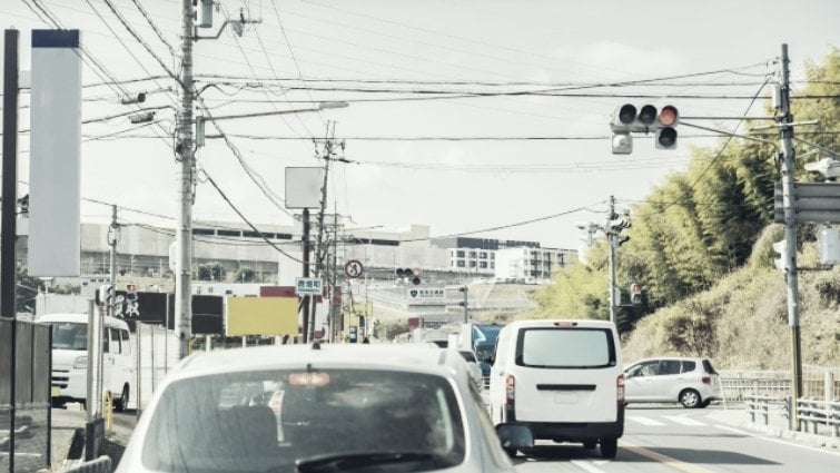 「道路の真ん中で車がエンスト。母と2人で押していると、後ろから車で来たカップルが...」（熊本県・20代女性）