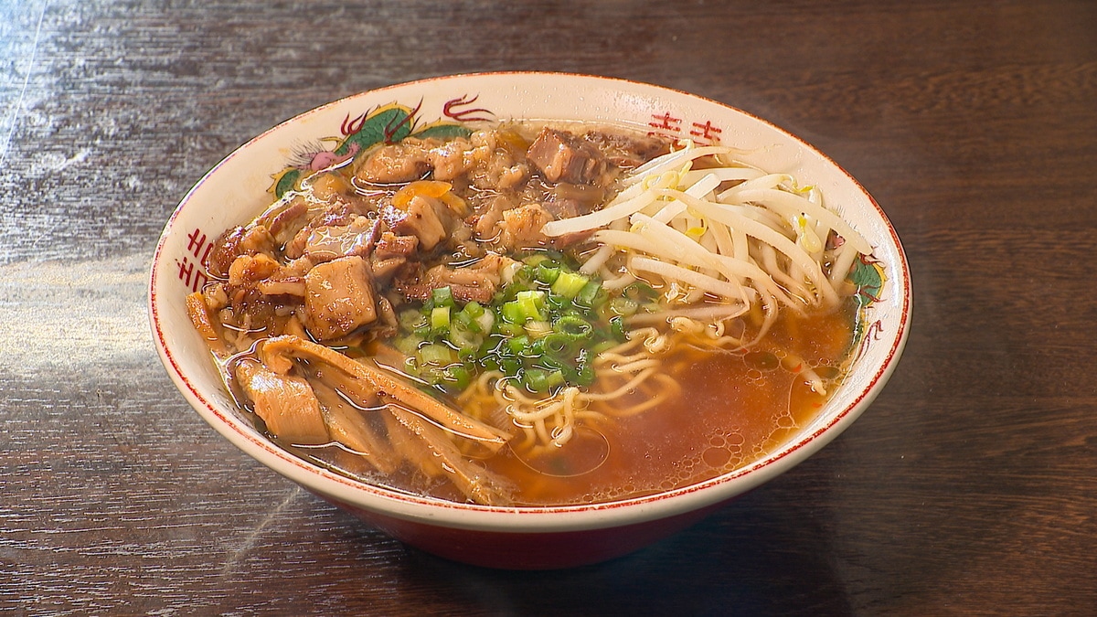 飲み会後の〆にも最高！繁華街にあるラーメン店の人気メニュー、甘めの味付けがたまらない「牛すじラーメン」｜鳥取市