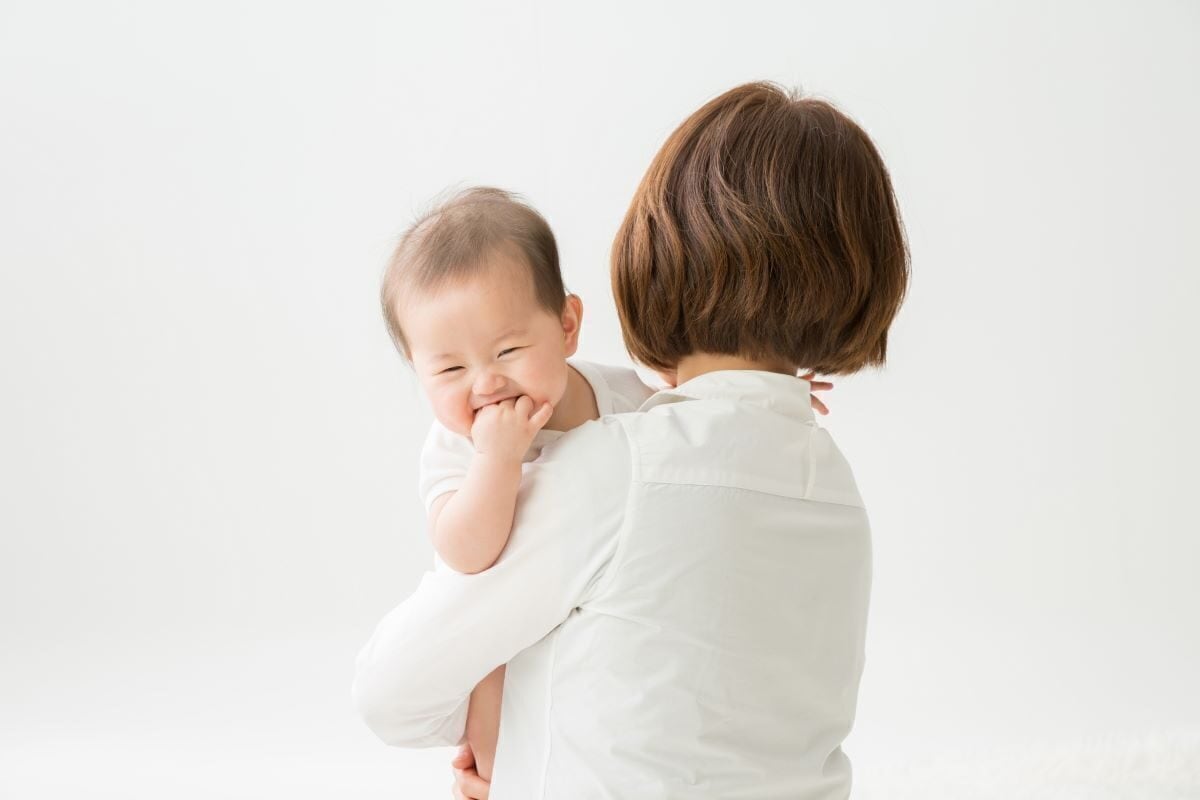 買い物中に泣き出した赤ちゃん。知らない女性の「抱っこしてましょうか？」の言葉に甘えて良かった