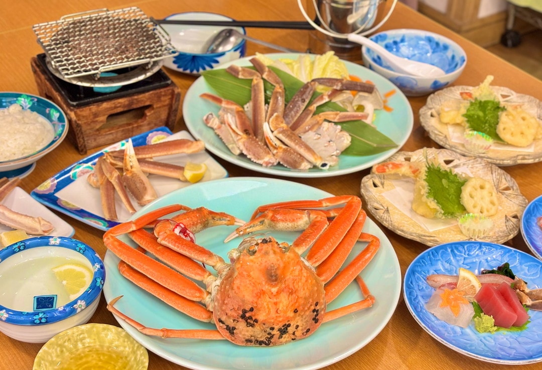 旬の蟹料理に舌鼓！超軟水のなめらかな天然水風呂や星空も楽しめる奥大山の宿｜鳥取県江府町