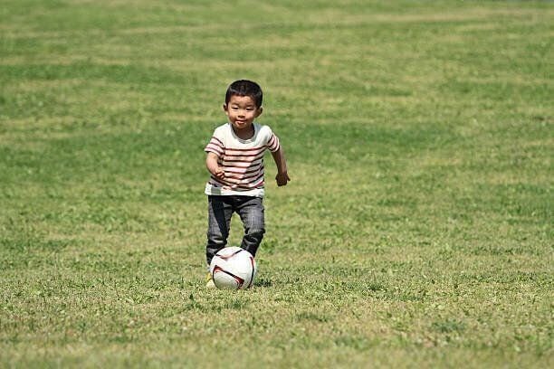 サッカーの試合中に陰部を蹴られ救急外来に…。手術が必要になることも【ママ泌尿器科医】