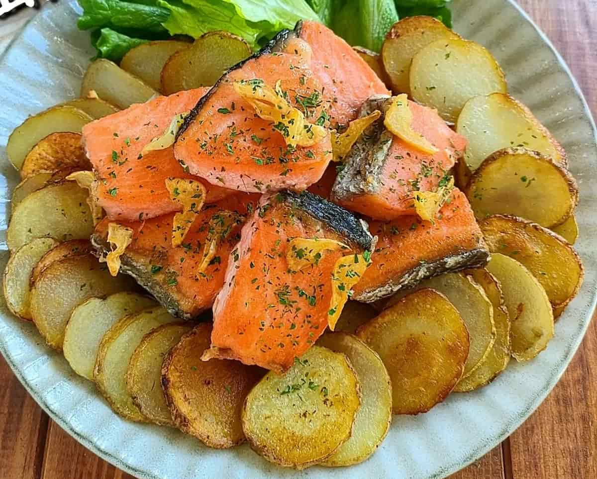 にんにく風味が食欲そそる♪「鮭×じゃがいも」おかず