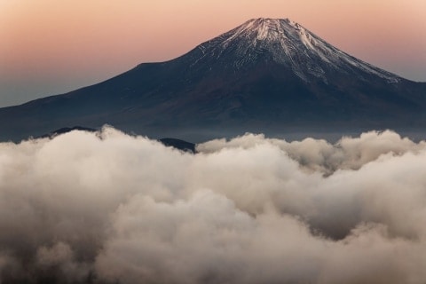 富士山の登山道で「矢印の落書き」発見、どんな罪に問われる？