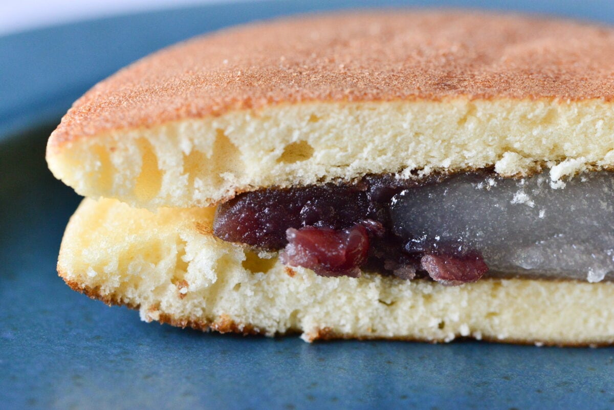 とろ~りお餅が最高♡【セブン】ほっこりタイムにぴったりのどら焼き登場