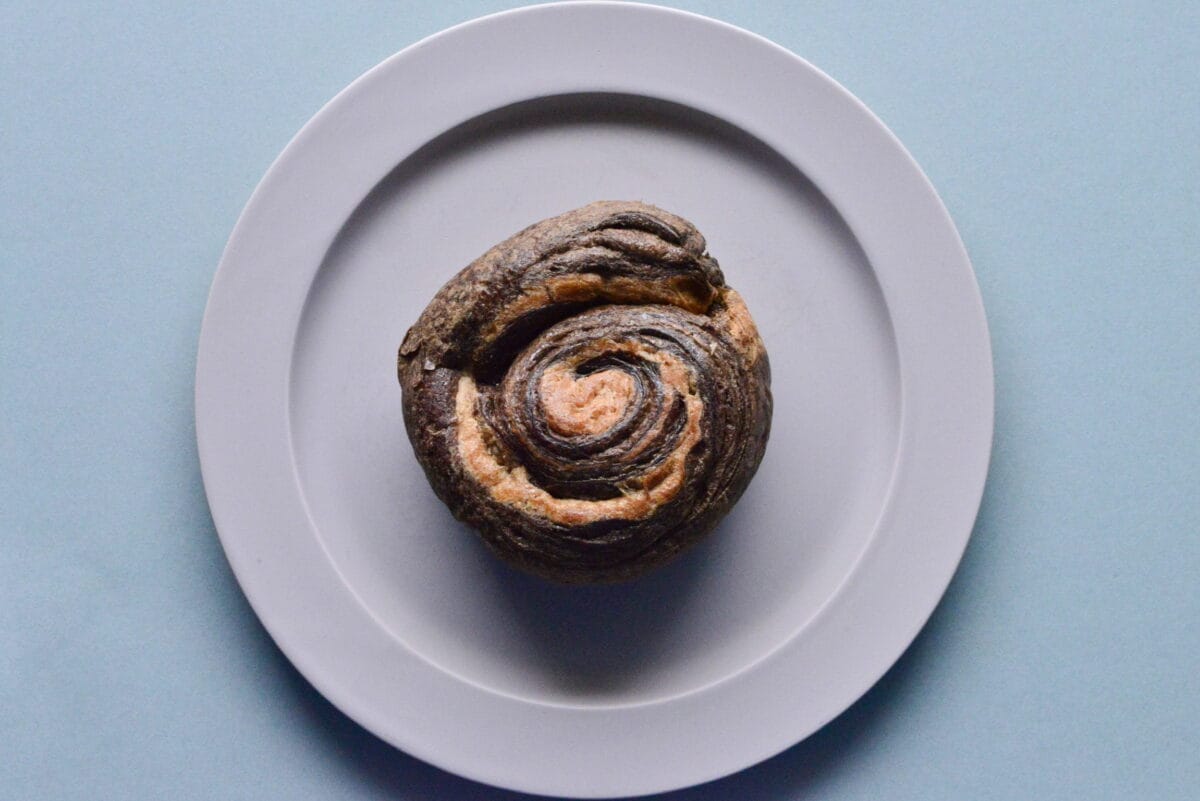 人気のモノクロスイーツ【ローソン】ビターなショコラロールは大人の味