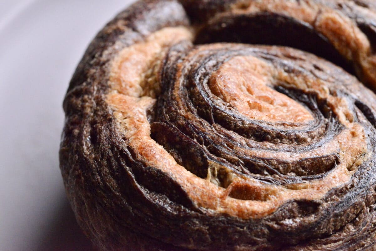 人気のモノクロスイーツ【ローソン】ビターなショコラロールは大人の味