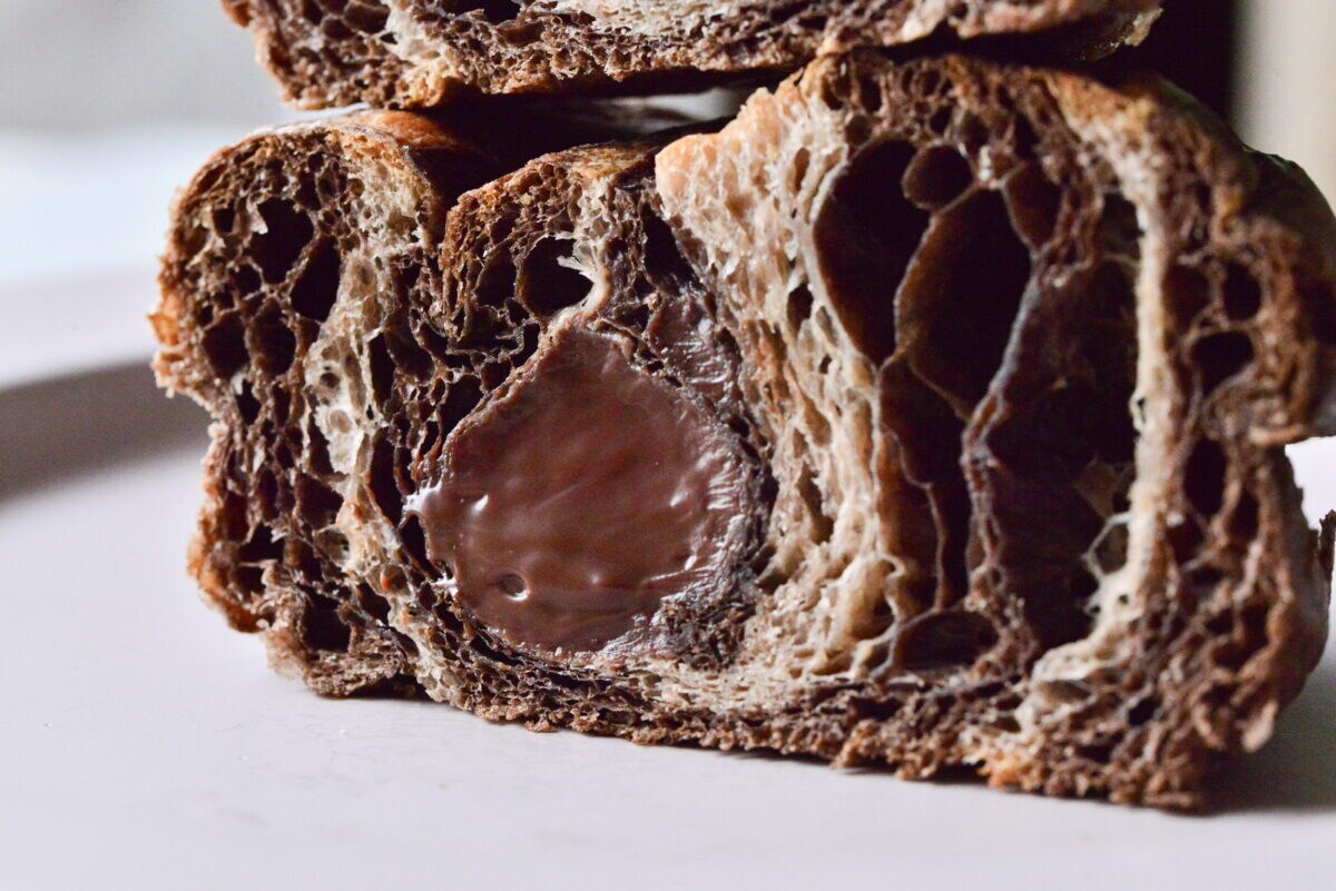 人気のモノクロスイーツ【ローソン】ビターなショコラロールは大人の味