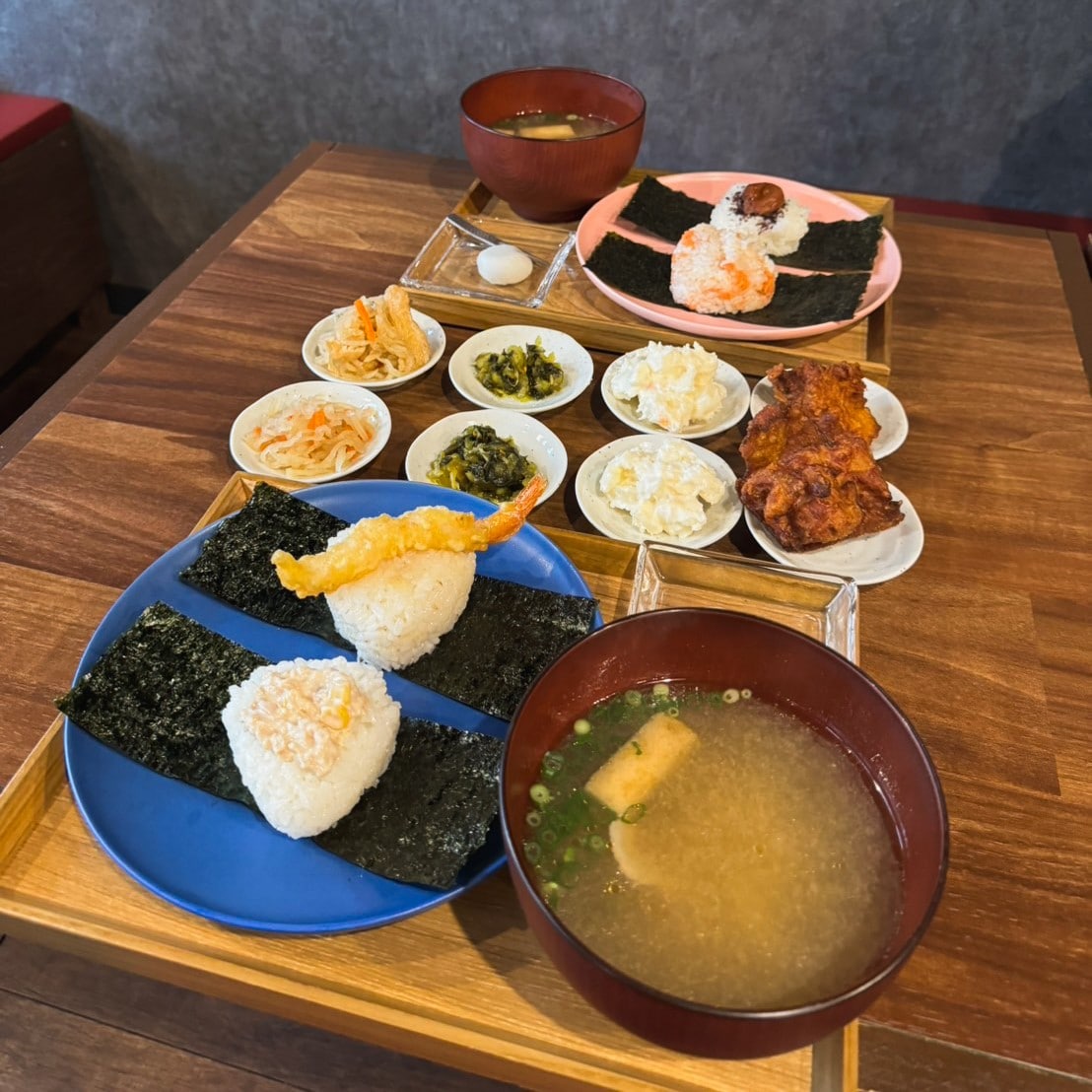 お惣菜おかわり自由で大満腹！おむすびと豚汁がセットになった「おむすびカフェ」の定食ランチ｜島根県松江市