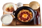 やよい軒「チゲとから揚げの定食」11月19日発売、特製唐辛子パウダーを使用したより本格的な「辛旨チゲ」も用意、世界共通「NABE FAIR」第2弾