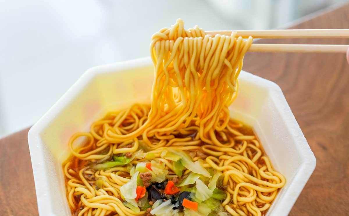 「再現度スゴい」【日清ラ王】と老舗町中華のコラボカップ麺が絶品すぎる