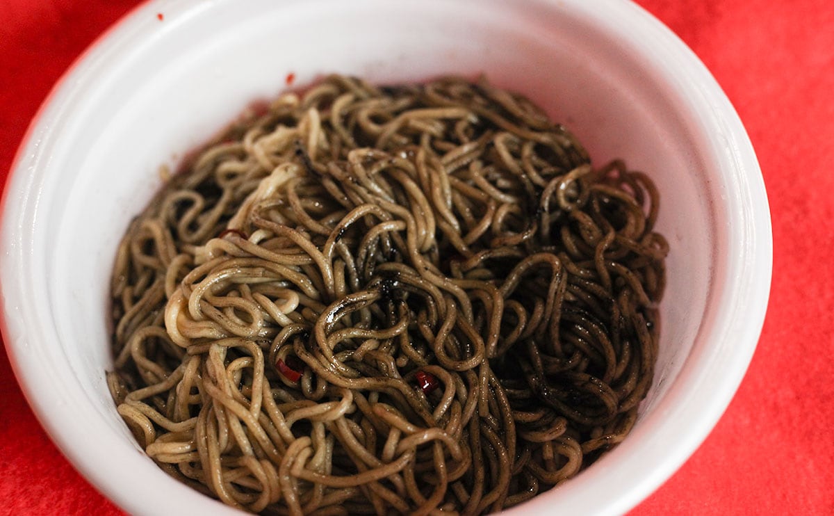【黒の衝撃】「売り切れてた」「臭みがない」噂の『BLACK U.F.O.』を食べてみた