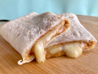 モッツァレラがとろーり♡【セブン】新作ブリトーはマイルドな美味しさ