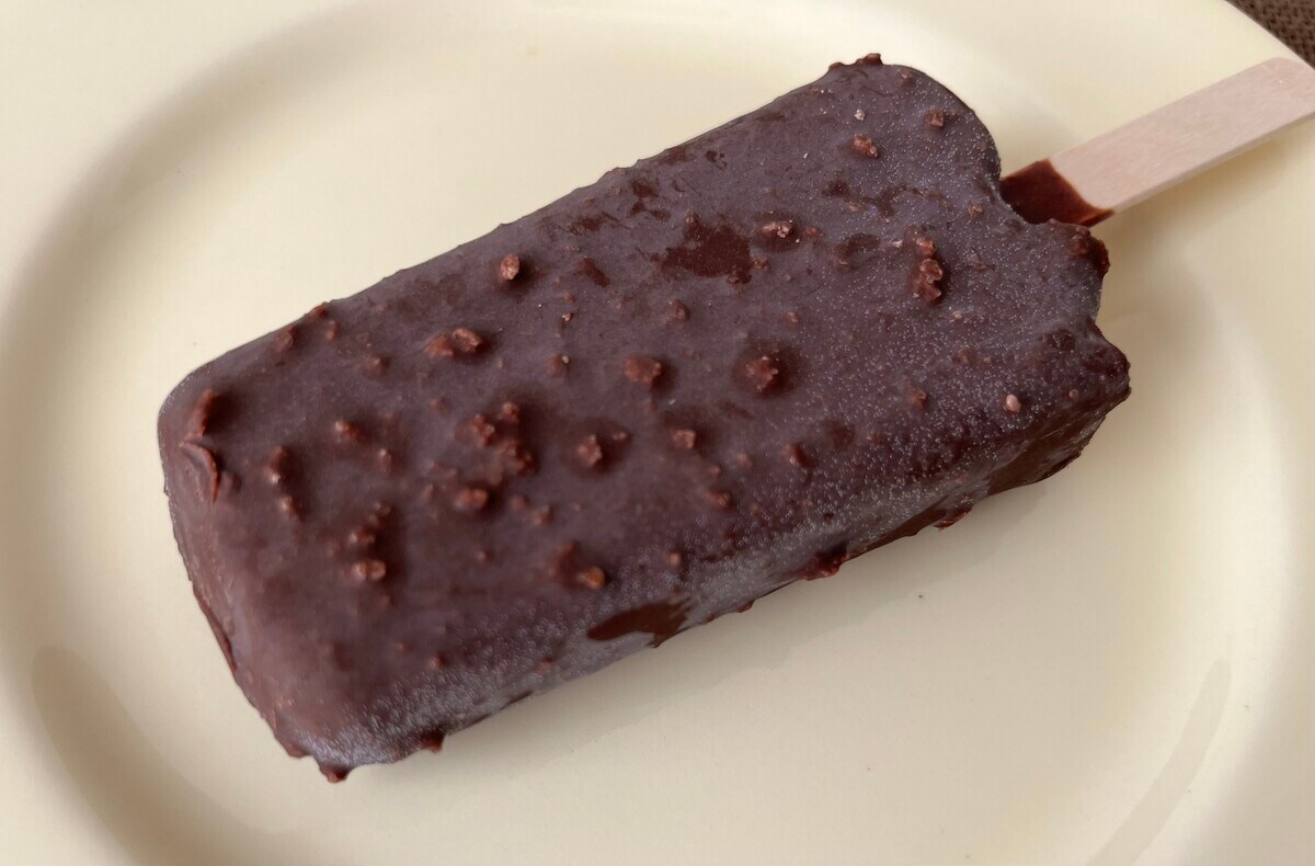 ザクザク食感がたまらない!【ファミマ】オレンジピールがアクセントのアイスバーが登場!