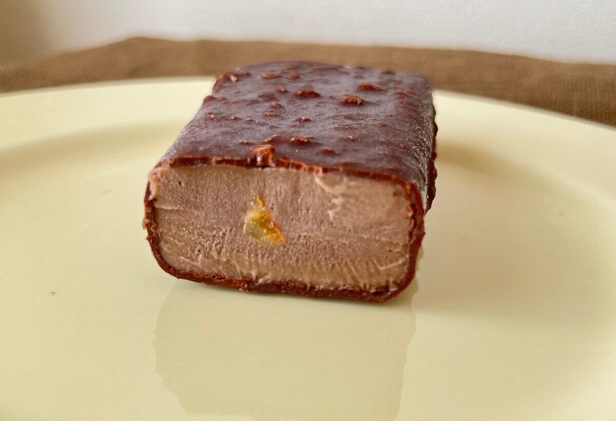 ザクザク食感がたまらない!【ファミマ】オレンジピールがアクセントのアイスバーが登場!