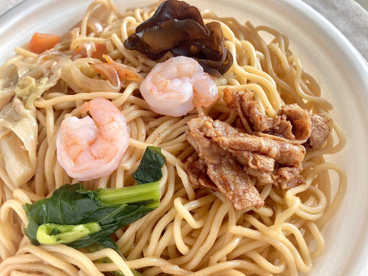 「箸止まらん」【ファミマ】リュウジ監修 至高の上海風焼そばが旨すぎィ!