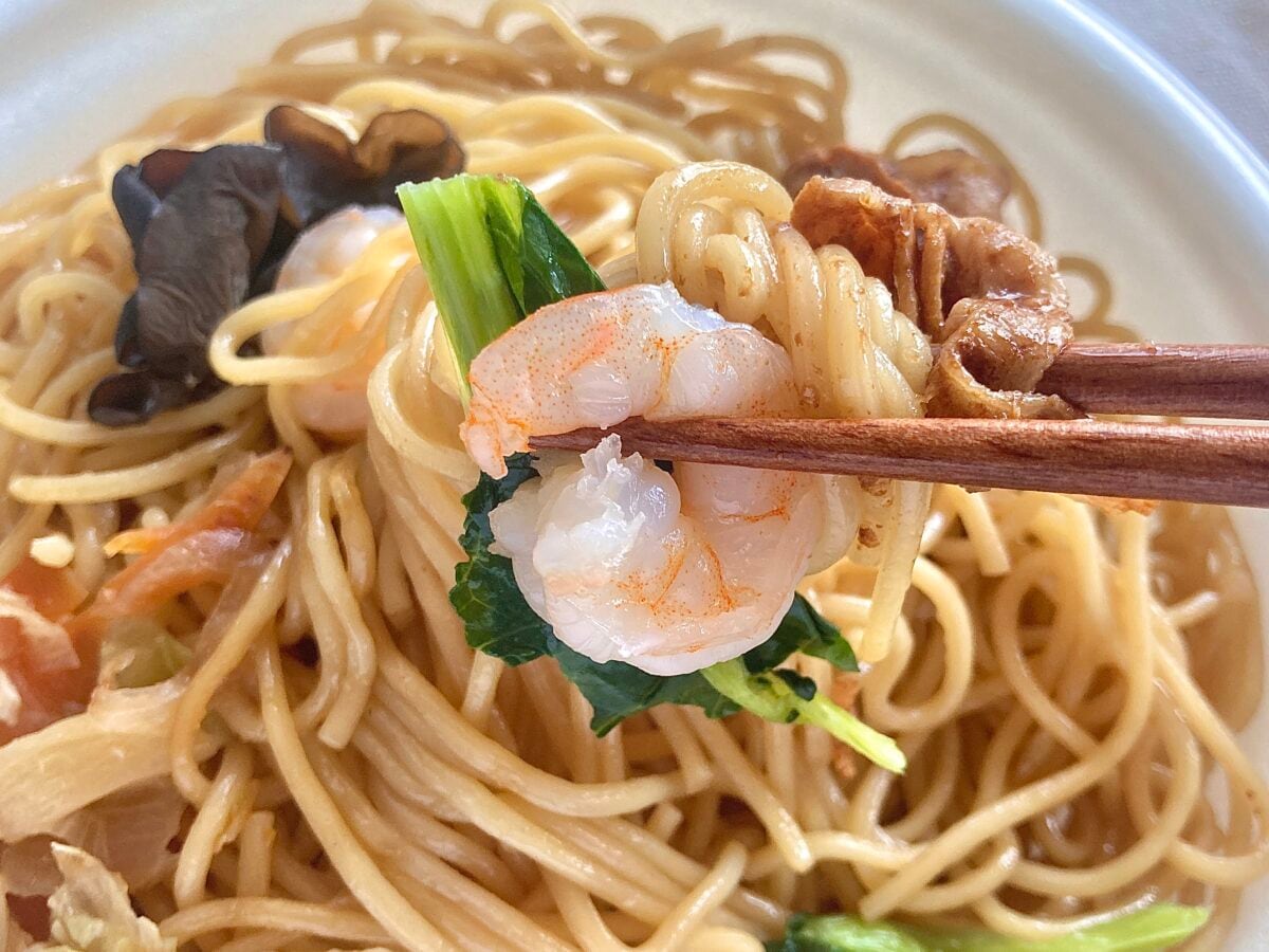 「箸止まらん」【ファミマ】リュウジ監修 至高の上海風焼そばが旨すぎィ!