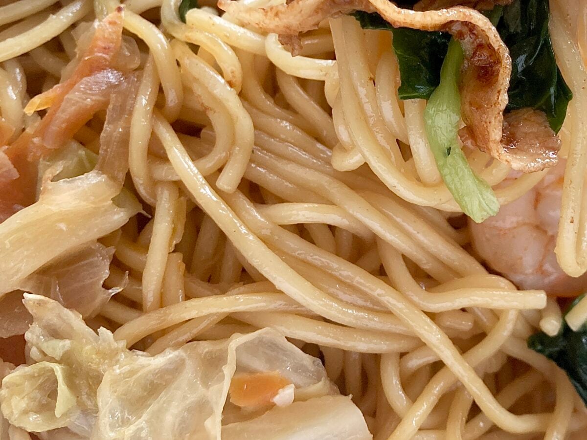 「箸止まらん」【ファミマ】リュウジ監修 至高の上海風焼そばが旨すぎィ!