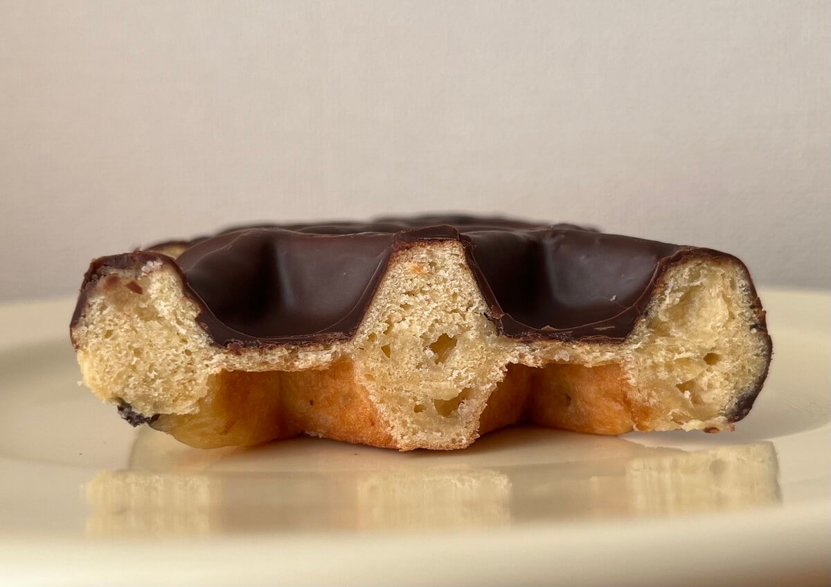 「しっとり食感」「甘めで美味しい」【セブン】コーヒーと相性抜群のワッフルが登場！