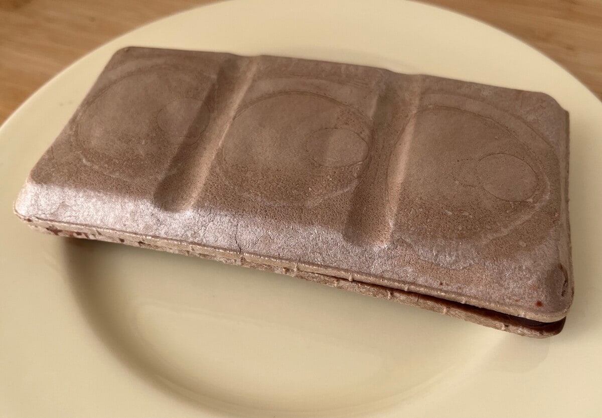 サクッと食感のモナカ皮【セブン】チョコバナナの甘さを楽しめるアイスが登場!