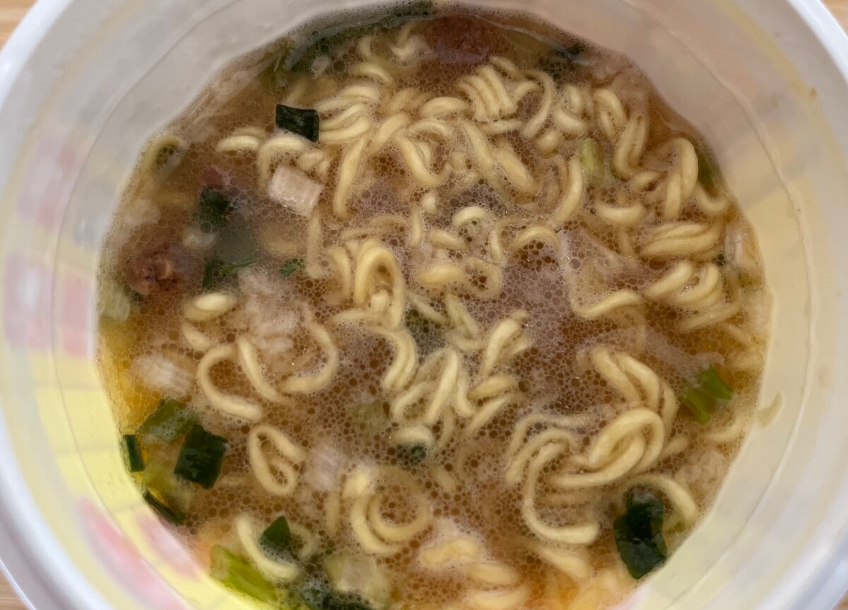 「こってりうまい!」「食べ応え抜群」【サッポロ一番】ホープ軒監修のカップ麺が登場!