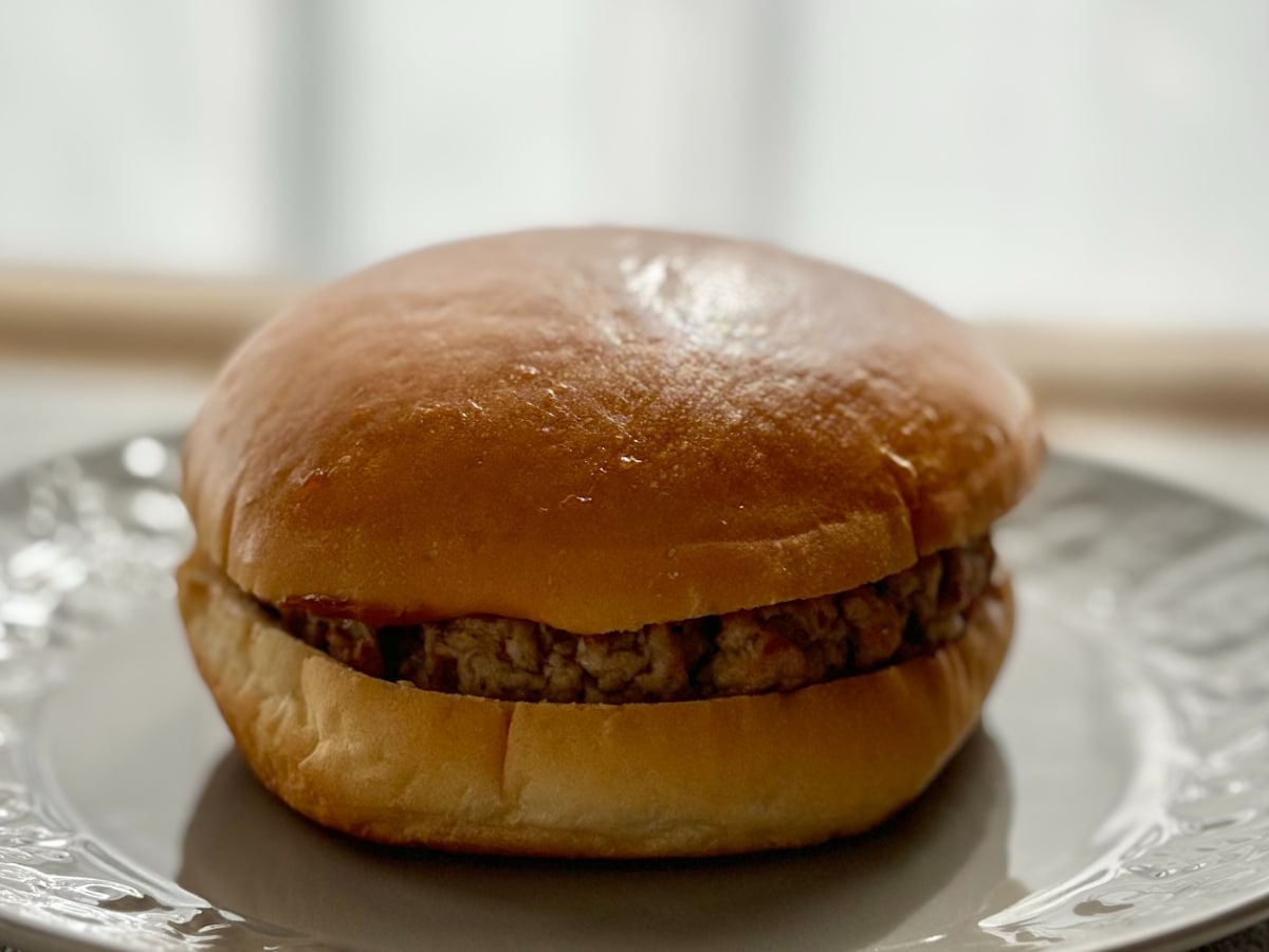 予想以上にチーズ多めなのがうれしい！【ファミマ】新作バーガーが登場