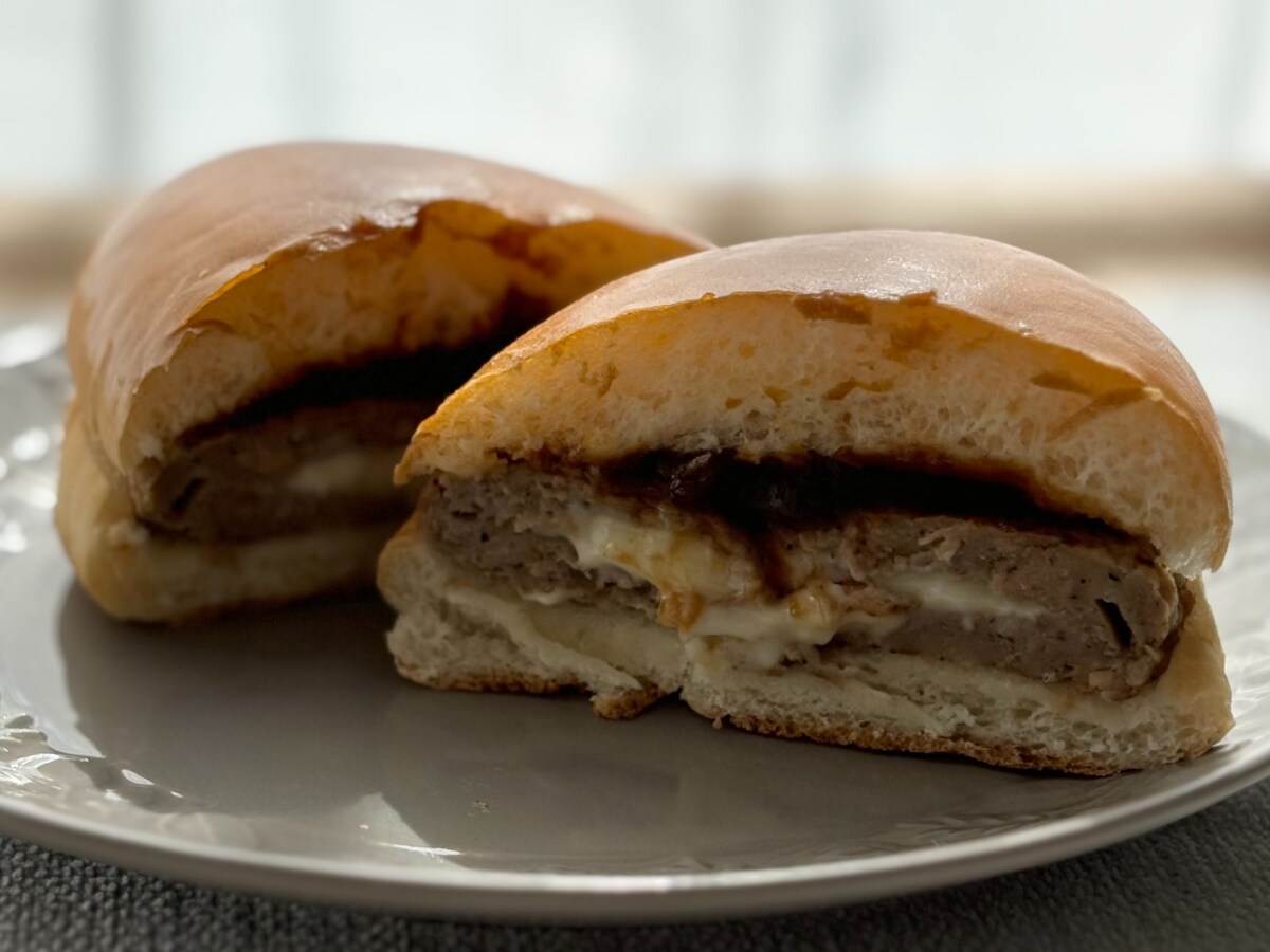 予想以上にチーズ多めなのがうれしい！【ファミマ】新作バーガーが登場