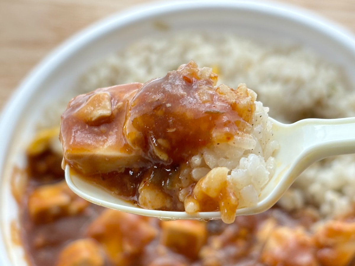 パンチ抜群の味がクセになる！【ファミマ】料理研究家監修の新商品を実食