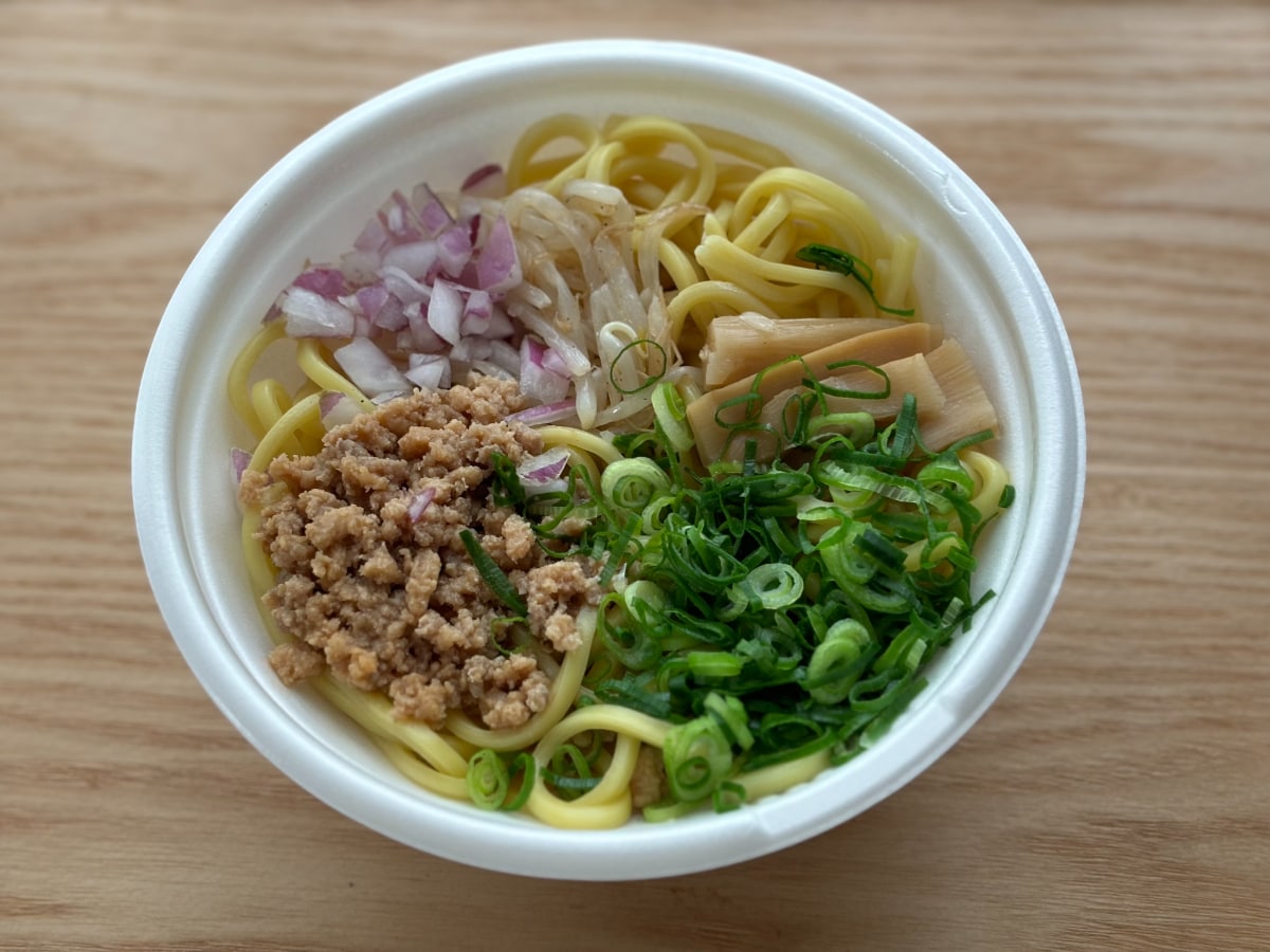 濃厚な味噌ダレと中太麺が相性抜群【ファミマ】人気店監修のまぜそば登場