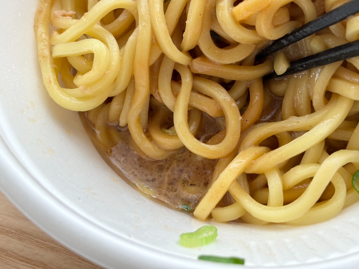 濃厚な味噌ダレと中太麺が相性抜群【ファミマ】人気店監修のまぜそば登場