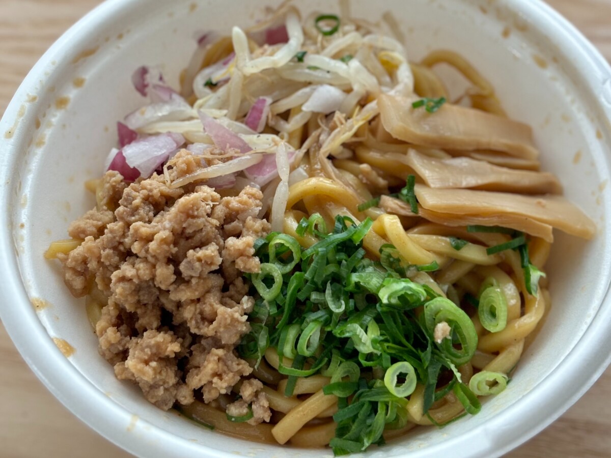 濃厚な味噌ダレと中太麺が相性抜群【ファミマ】人気店監修のまぜそば登場