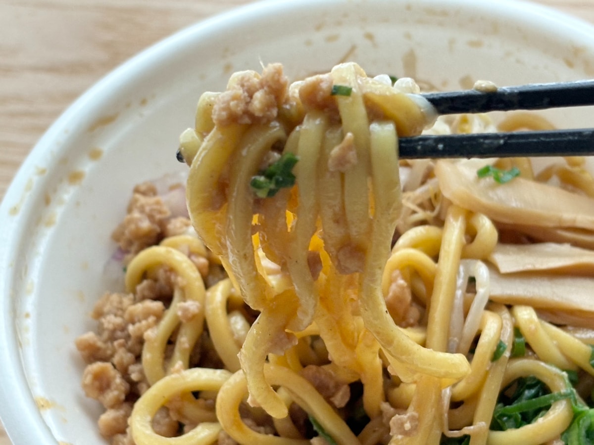 濃厚な味噌ダレと中太麺が相性抜群【ファミマ】人気店監修のまぜそば登場