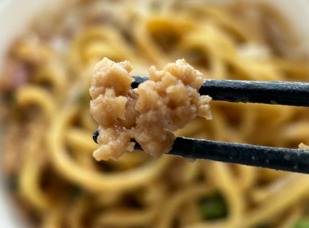 濃厚な味噌ダレと中太麺が相性抜群【ファミマ】人気店監修のまぜそば登場