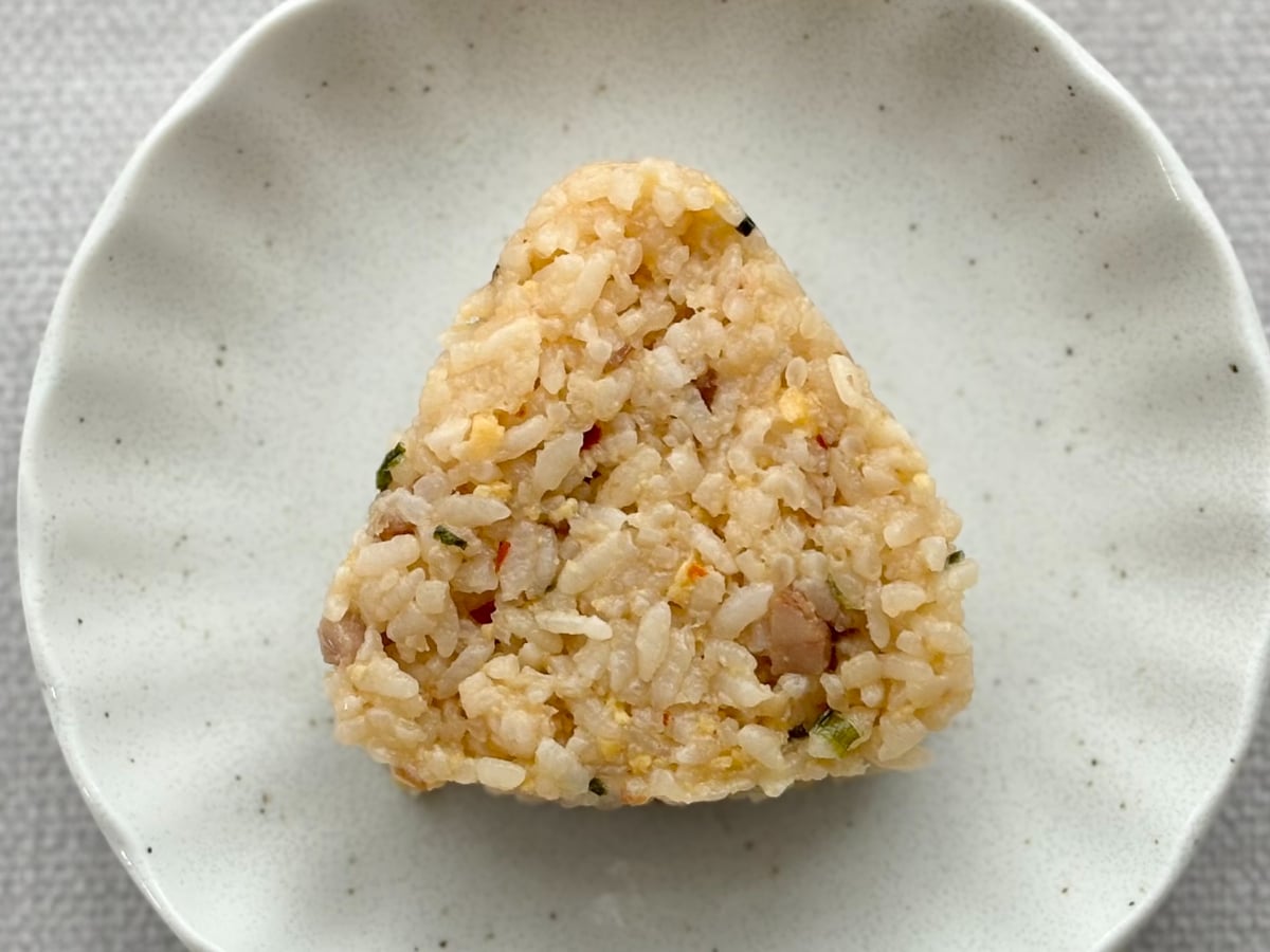 こってり味に手が止まらない!【ローソン】人気チェーン監修のおにぎり