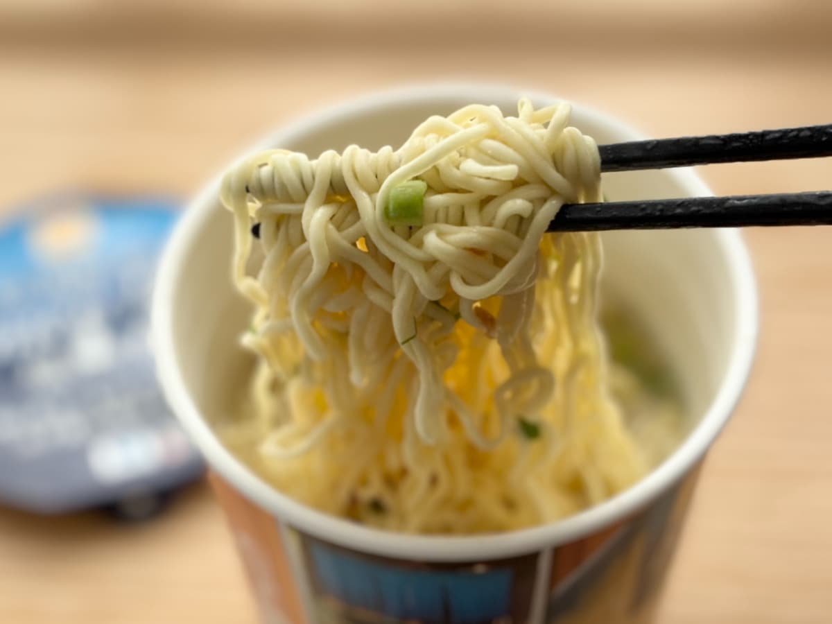 コクのある塩スープ&細麺で「リピあり」【セブン】人気店監修のカップ麺