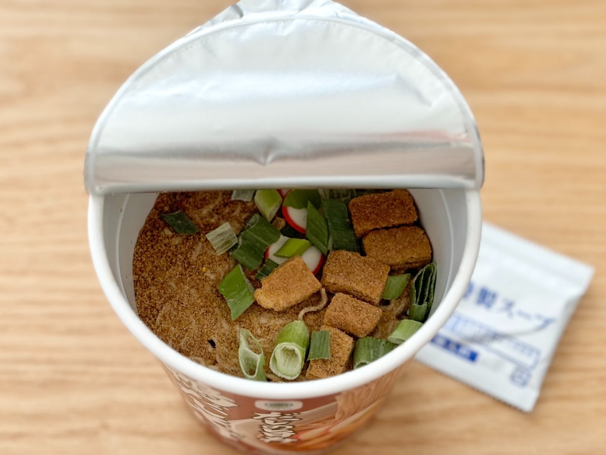 冷えた体にしみるやさしい味……【ファミマ】寒い日に最適なカップそば