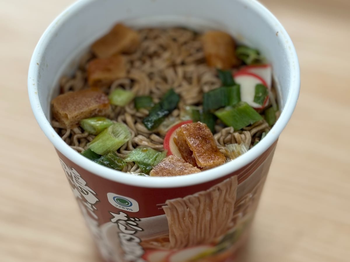 冷えた体にしみるやさしい味……【ファミマ】寒い日に最適なカップそば