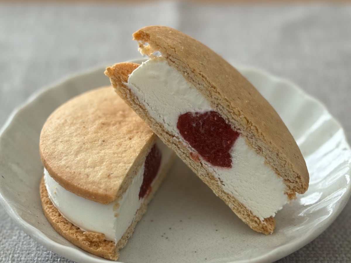 つぶつぶ&甘酸っぱさがアクセントに♡【ファミマ限定】人気アイスの新作