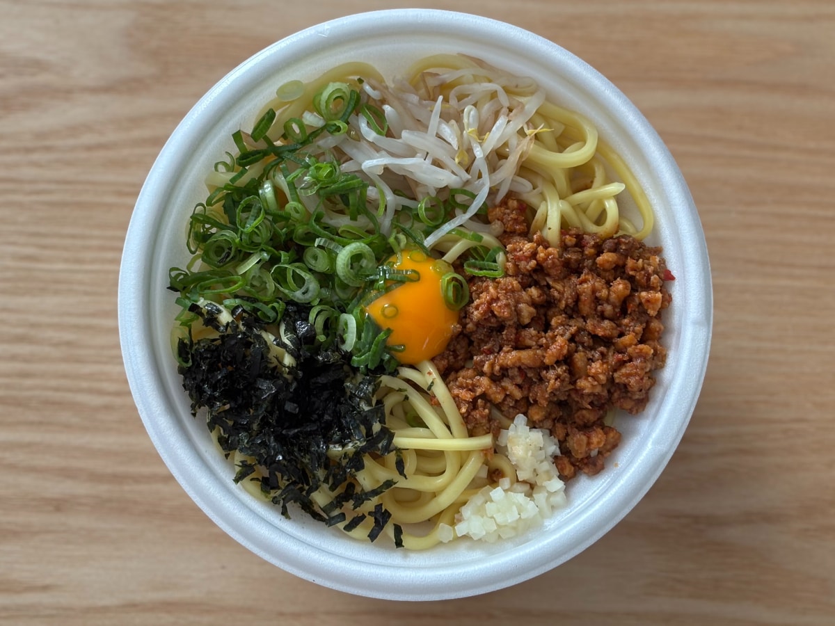 にんにく強めの旨辛味がたまらん!【ファミマ】人気店監修の麺が再登場