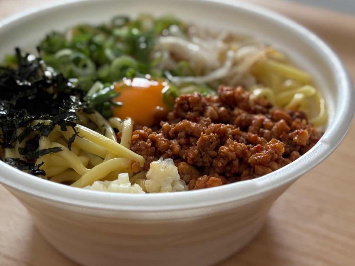 にんにく強めの旨辛味がたまらん!【ファミマ】人気店監修の麺が再登場