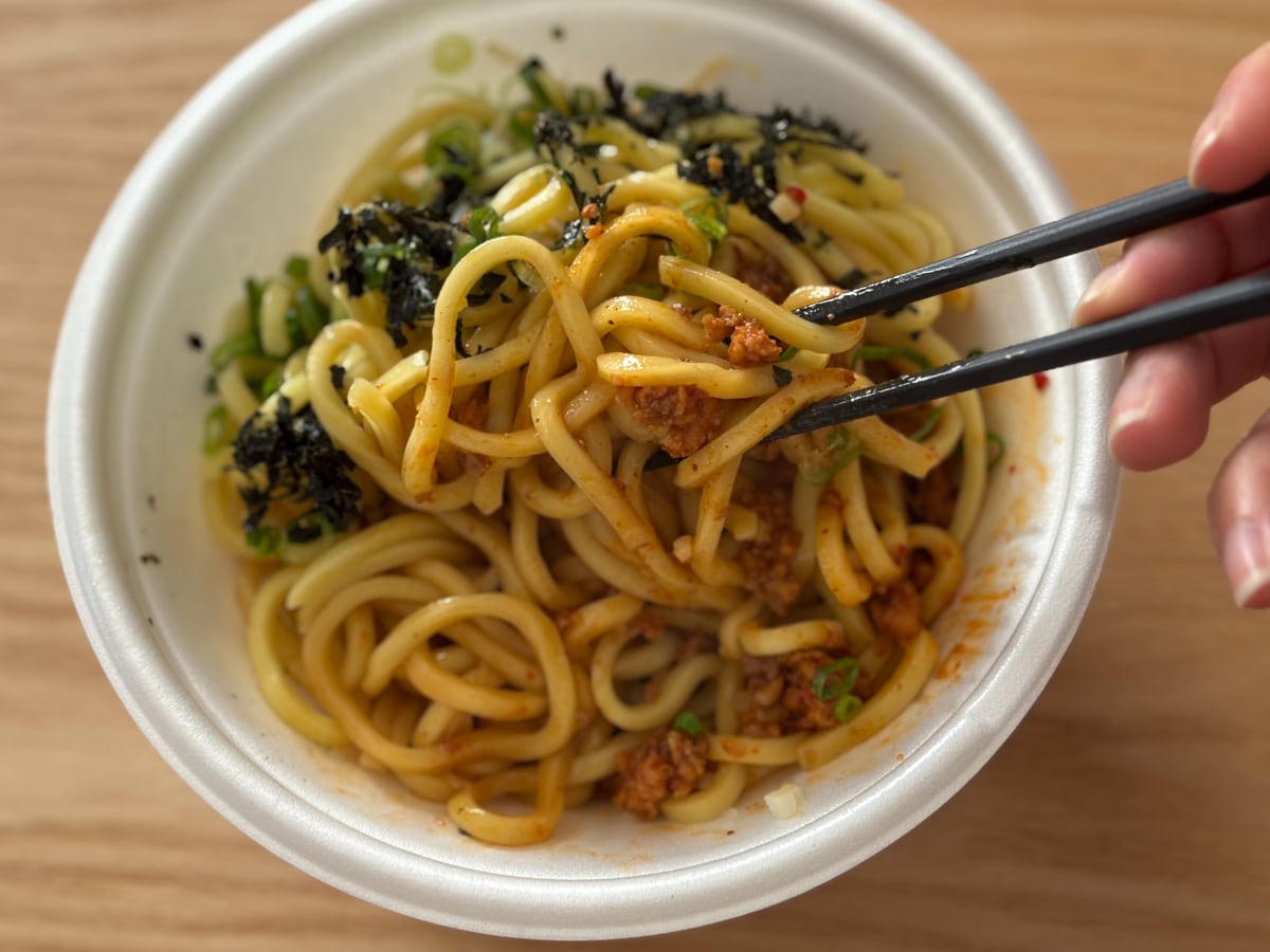 にんにく強めの旨辛味がたまらん!【ファミマ】人気店監修の麺が再登場