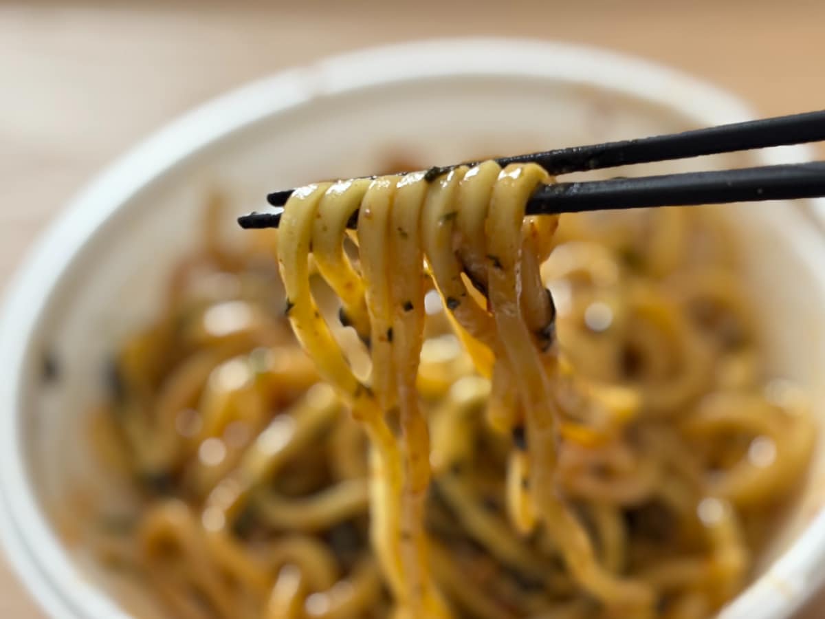 にんにく強めの旨辛味がたまらん！【ファミマ】人気店監修の麺が再登場