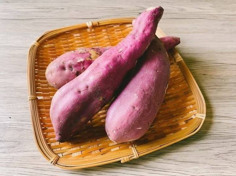 さつまいもが傷むからやめて！正しい保存場所に「知らなかった」「野菜室から出さないと」