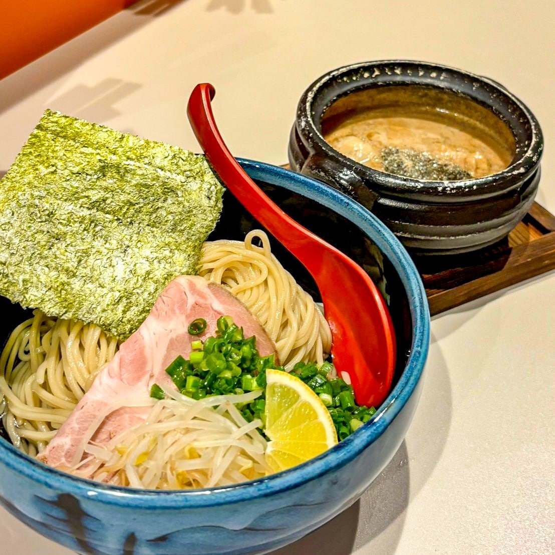 【新店】水と豚骨だけで仕上げた至高のスープを味わうラーメン店。替え玉１杯無料の嬉しいサービスも！｜松江市