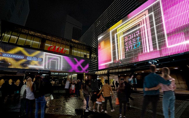 横浜駅西口周辺「ヨコハマイルミネーション 2024」。写真映えするスクエア型イルミ、川沿いライトアップも