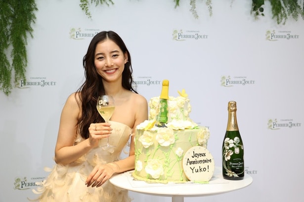 新木優子、サプライズでのバースデーケーキに笑顔を見せる「より素敵な1年、そして30代にしていきたい」